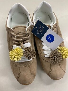 Universal Thread JoJo Beige Suede Pom Pom Sneakers Women’s Size 7 Casual Lace Up